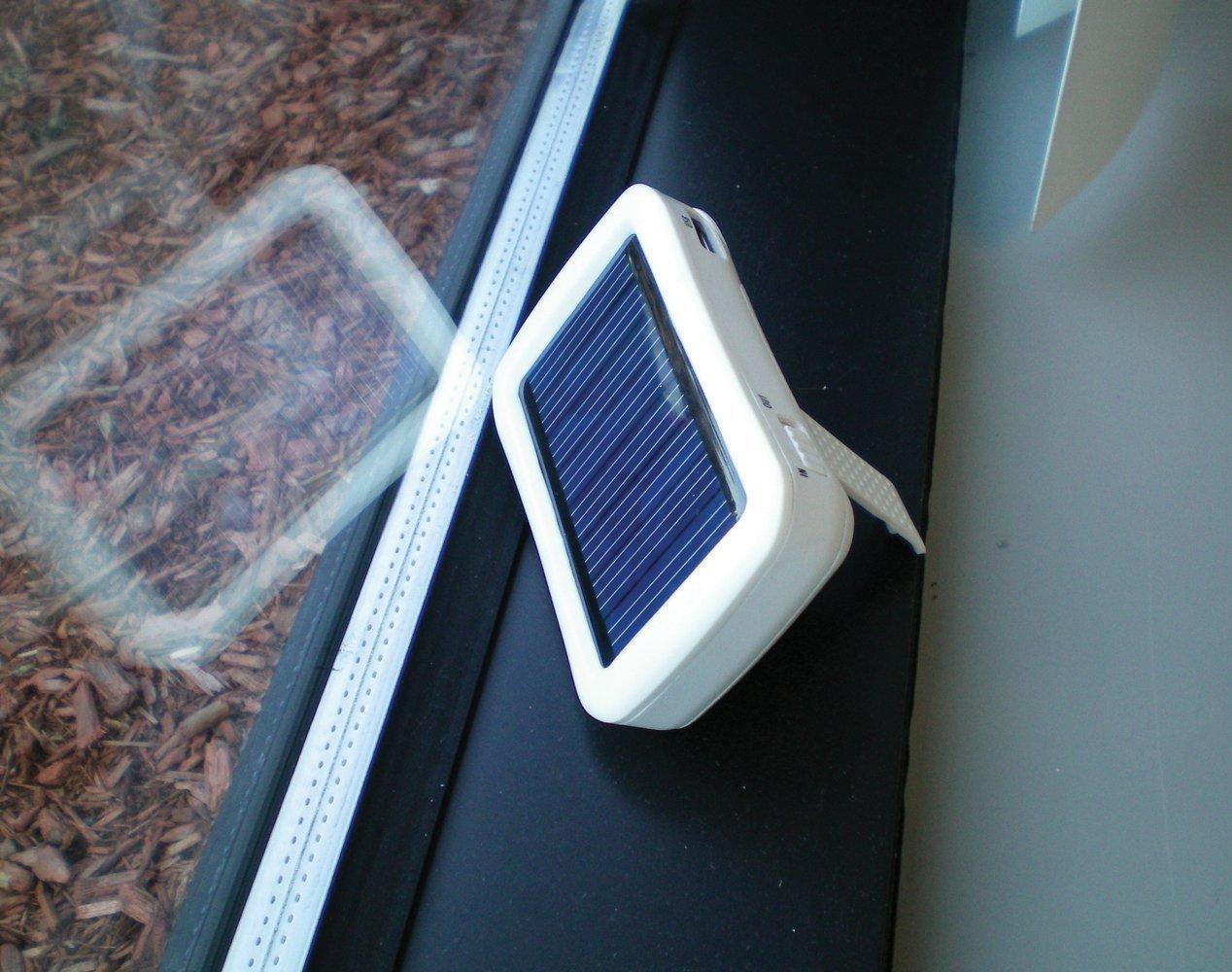UltraLast-Green-Solar-2-AAUSB-Charger-with-2-AA-Everyday-Precharged-Batteries-B002IAZ6I6-6.jpg