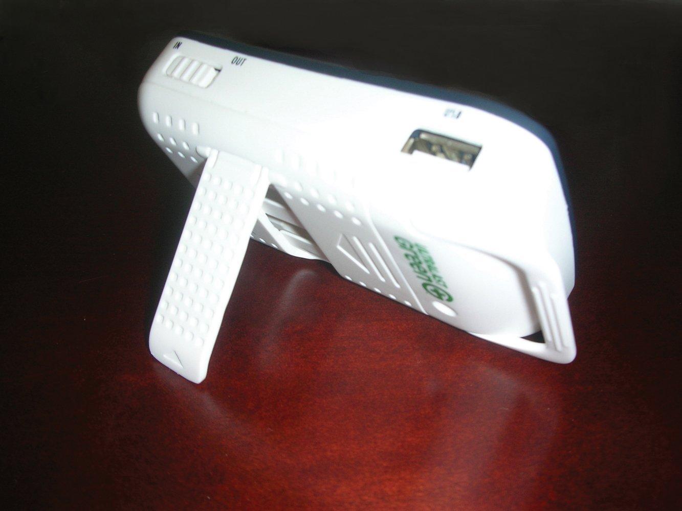 UltraLast-Green-Solar-2-AAUSB-Charger-with-2-AA-Everyday-Precharged-Batteries-B002IAZ6I6-2.jpg